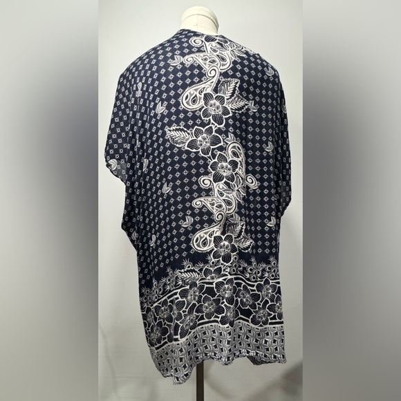 LOFT Shawl Wrap Medium/Large Blue White Floral Lightweight Kimono - Picture 6 of 7